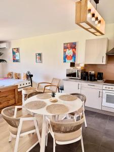 Otemanu Lagoon Apartment with Lagoon View的厨房或小厨房