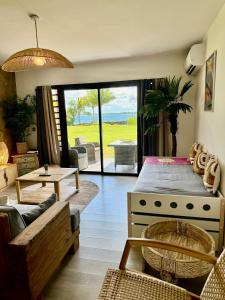 Otemanu Lagoon Apartment with Lagoon View的休息区