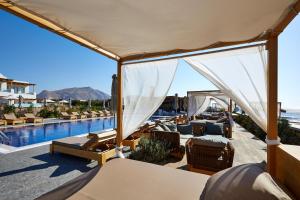 Piscina di Sea Breeze Santorini Beach Resort, Curio By Hilton o nelle vicinanze