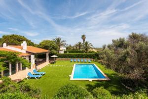 an image of a backyard with a swimming pool at Villa El Verano by Escape Home in Binibeca