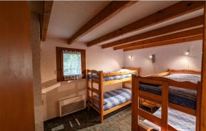 una camera con due letti a castello in una casa di Chalet vue montagne nature à Abriès Queyras ad Abriès