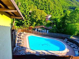 an overhead view of a swimming pool on top of a house at Residence ai Tovi in Ledro