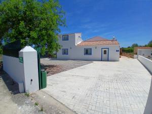 a large white house with a driveway at Ferienhaus Casinha dos Avos by fewo-plan ESTO100 an der Algarve in Azinheiro +32 photos