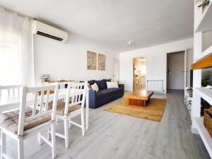 ein weißes Wohnzimmer mit einer Couch und einem Tisch in der Unterkunft Refugio Costero en S'Agaró cerca de Playas Top in S'Agaró