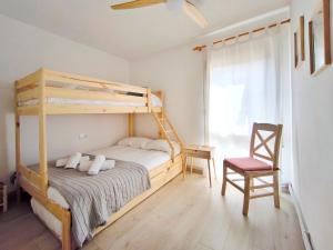 ein Schlafzimmer mit einem Etagenbett und einem Stuhl in der Unterkunft Refugio Costero en S'Agaró cerca de Playas Top in S'Agaró + 25 Fotos