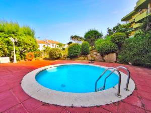 ein kleiner Pool in einem Garten mit Büschen in der Unterkunft Refugio Costero en S'Agaró cerca de Playas Top in S'Agaró