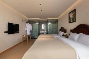 Dali Blue House Sea View B&B客房内的一张或多张床位