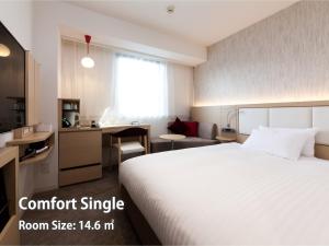 Postel nebo postele na pokoji v ubytování Nishitetsu Hotel Croom Hakata