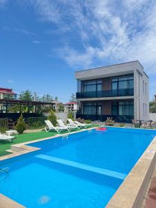 Bazén v ubytování Apollo Plus Cottages nebo v jeho okolí