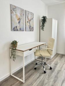 an office with a white desk and a chair at Ferienwohnung Burgstraße in Manderscheid +13 photos