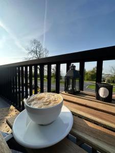 Rõdu või terrass majutusasutuses Huge Beach house -Seaview balcony-perfect location Pass the Keys