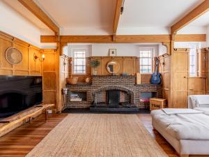 Televiisor ja/või meelelahutuskeskus majutusasutuses Huge Beach house -Seaview balcony-perfect location Pass the Keys