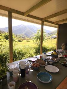 un tavolo con piatti e ciotole di cibo sopra di Villa Lugina a Fushë-Buall