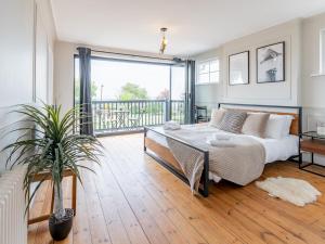 Voodi või voodid majutusasutuse Huge Beach house -Seaview balcony-perfect location Pass the Keys toas