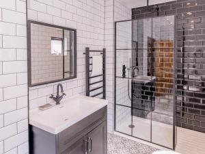 Vannituba majutusasutuses Huge Beach house -Seaview balcony-perfect location Pass the Keys +52 fotot