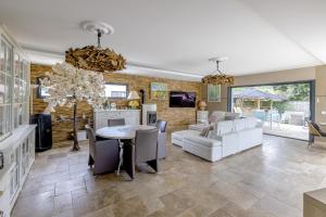 Μια τηλεόραση ή/και κέντρο ψυχαγωγίας στο Villa Ona Blava - Piscine privée