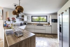 Η κουζίνα ή μικρή κουζίνα στο Villa Ona Blava - Piscine privée