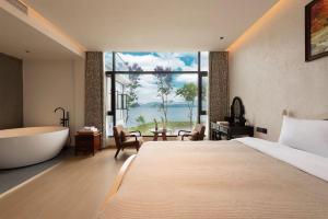 Dali Blue House Sea View B&B客房内的一张或多张床位
