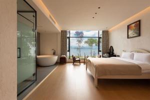 Dali Blue House Sea View B&B客房内的一张或多张床位