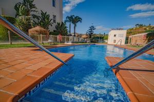 Bazén v ubytovaní Holiday apartment with private terrace, just 10 minutes by car from Elviria Beach, Marbella alebo v jeho blízkosti