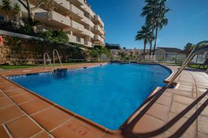 Bazén v ubytovaní Holiday apartment with private terrace, just 10 minutes by car from Elviria Beach, Marbella alebo v jeho blízkosti
