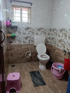 ein Badezimmer mit Toilette und Dusche in der Unterkunft Holiday cottage in Madikeri + 6 Fotos