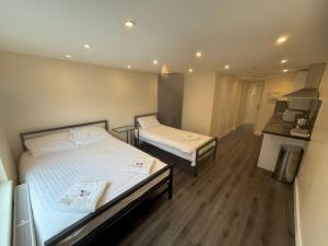 Postel nebo postele na pokoji v ubytování Saba Hotel London