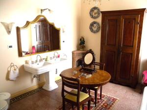Un baño de Cesare Magli & Figli Residenza D'Epoca Luxury Rooms 35 fotos más