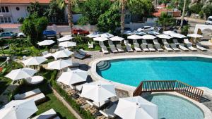 Bazén v ubytování Ata Lagoon Beach Hotel nebo v jeho okolí