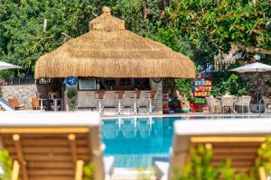Bazén v ubytování Ata Lagoon Beach Hotel nebo v jeho okolí