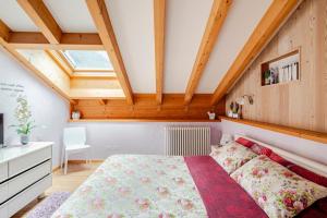 a bedroom with a large bed in a attic at Mansarda sul Lago di Molveno in Molveno