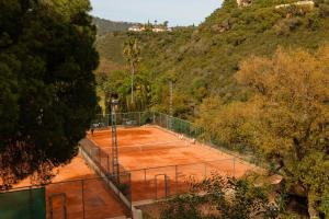 Tenis alebo squash v ubytovaní Holiday apartment with private terrace, just 10 minutes by car from Elviria Beach, Marbella alebo jeho okolí