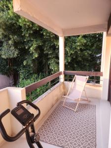 una silla sentada en el balcón de una casa en Fully-equipped large studio with terrace, en Rueil-Malmaison