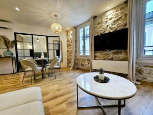 TV a/nebo společenská místnost v ubytování Le Championnet - Proche du Port