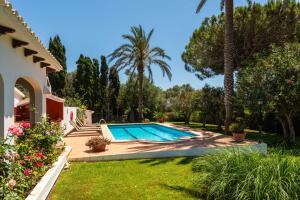 The swimming pool at or close to Villa La Martina