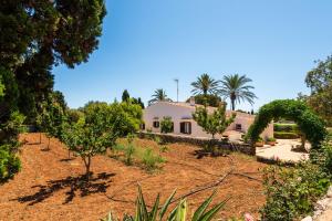A garden outside Villa La Martina