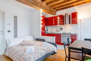 Un dormitorio con una cama y una mesa y una cocina. en Garibaldi 9 Apartment, en Turín