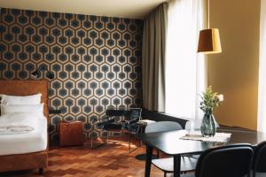 布雷根茨Studio 17 Bregenz的一间带床、桌椅的酒店房间