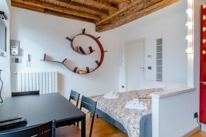 1 dormitorio con mesa y 1 cama en una habitación en Garibaldi 9 Apartment, en Turín