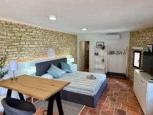 1 dormitorio con cama y mesa de madera en Avalon in Setenil, en Setenil