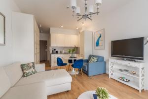 TV a/nebo společenská místnost v ubytování Apartament Sunset Resort 25 SurfingBird Grzybowo
