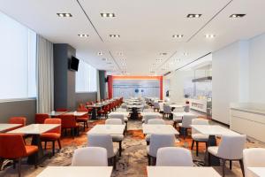 ソウルにあるibis Ambassador Seoul Insadong-Newly renovated in 2025のテーブルと椅子のあるダイニングルーム