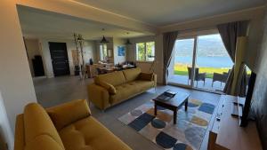 a living room with a couch and a table at Villa Serenissima in Someraro