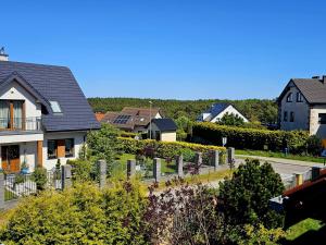 a house with a fence in a residential neighborhood at Dom Nadmorski in Pierwoszyno