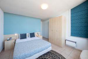 Un dormitorio con una cama grande y una ventana grande en Gauguin F 0602, en Nieuwpoort