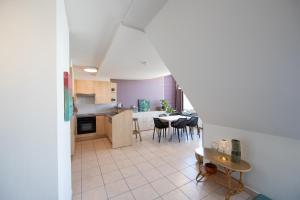 cocina y comedor con mesa en Gauguin F 0602, en Nieuwpoort 6 fotos más