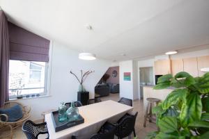 Una cocina y una sala de estar con mesa y sillas. en Gauguin F 0602, en Nieuwpoort