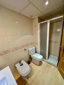 Et badeværelse på Apartamento Benicarlo REF 064