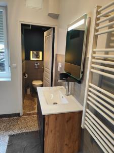 Kúpeľňa v ubytovaní Résidence Leclerc - Appartements d'hôtes - Secteur thermal