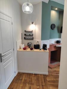 Kuchyňa alebo kuchynka v ubytovaní Résidence Leclerc - Appartements d'hôtes - Secteur thermal